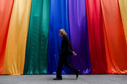 Un hombre camina frente a una bandera LGBT en Ciudad de México, el 27 de junio.