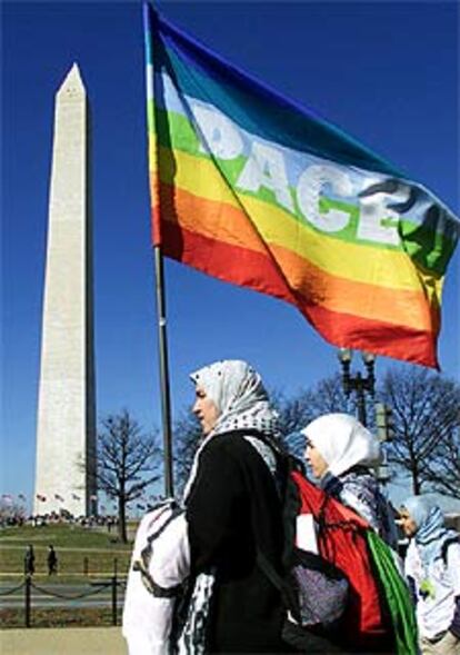Dos mujeres musulmanas protestan junto al Monumento a Washington.