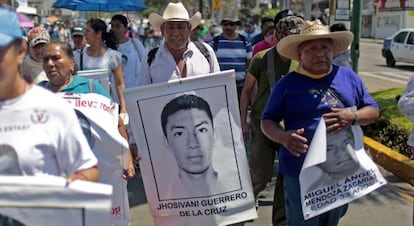 Un familiar de Jhosivani Guerrero con su retrato en una marcha.