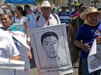 Um familiar de Jhosivani Guerrero com seu retrato em uma marcha.