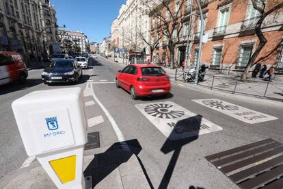 Un vehículo accede al área de tráfico restringido Madrid Central. 