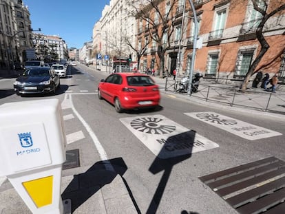 Un vehículo accede al área de tráfico restringido Madrid Central. 