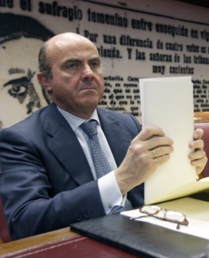 El ministro de Economía, Luis de Guindos, en el Senado.