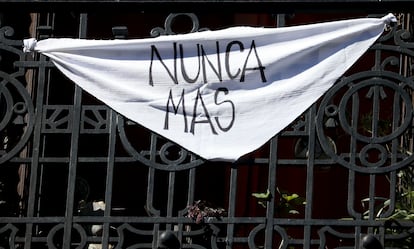 Un pañuelo blanco con el lema "Nunca Más" cuelga en un balcón de Buenos Aires este 24 de marzo, a 44 años del último golpe de Estado en Argentina