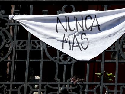 Un pañuelo blanco con el lema "Nunca Más" cuelga en un balcón de Buenos Aires este 24 de marzo, a 44 años del último golpe de Estado en Argentina