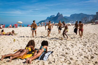 Un grupo de jóvenes juega al fútbol en la playa de Ipanema en 2013, una de las más conocidas del mundo. Este año, Brasil se posiciona como el país con una mayor previsión de crecimiento en inversiones en el sector del turismo.