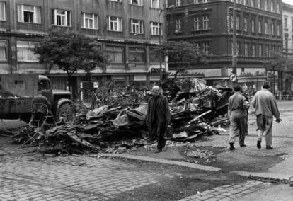 Las tropas soviéticas se quedaron y las de los demás países se retiraron a fines de 1968. El 19 de junio de 1991 vieron partir de su territorio al último tren con soldados rusos. En la imagen, ciudadanos pasean junto a restos de las barricadas construidas en Praga para defender la ciudad de la ocupación soviética, el 28 de agosto de 1968.