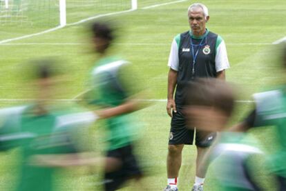 Héctor Cúper dirige un entrenamiento del Racing.