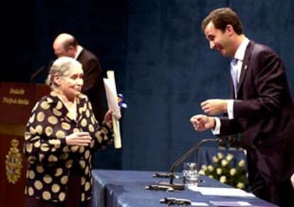 El príncipe Felipe bromea con la escritora británica Doris Lessing, premio de las Letras.