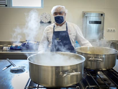 El chef castellonense Miguel Barrera, este jueves en las cocinas del Centre de Turisme de Castellón