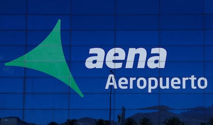 Logo de Aena en el aeropuerto de Telde, en Gran Canaria.