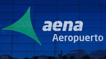 Logo de Aena en el aeropuerto de Telde, en Gran Canaria.