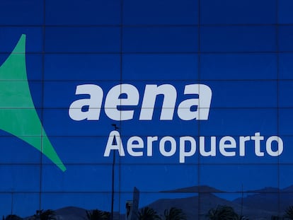 Logo de Aena en el aeropuerto de Telde, en Gran Canaria.