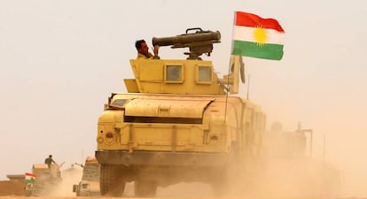 Soldados 'peshmerga' se acercan a la localidad de Bashiqa, el pasado viernes.