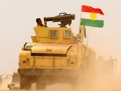 Soldados 'peshmerga' se acercan a la localidad de Bashiqa, el pasado viernes.