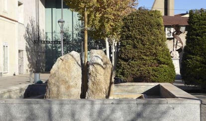 La fuente de delante del teatro de Manzanares no funciona como precaución ante el brote de legionela.