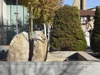 La fuente de delante del teatro de Manzanares no funciona como precaución ante el brote de legionela.