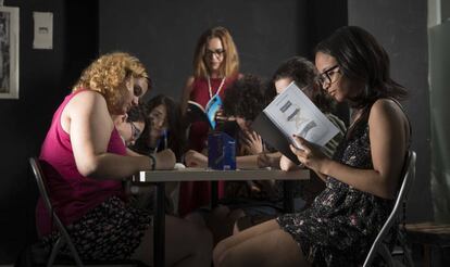 La autora Marta Rañada, junto a los alumnos del taller de escritura de La Posada de Hojalata.