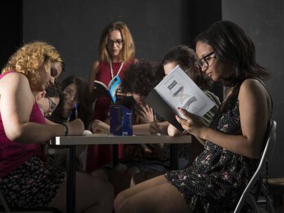 La autora Marta Rañada, junto a los alumnos del taller de escritura de La Posada de Hojalata.