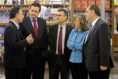 De izquierda a derecha, Carlos Bravo de Greenpeace España, Antonio González, director técnico del Foro Nuclear, Cayetano López, director general del CIEMAT, Berna G. Harbour, subdirectora de EL PAÍS y Javier García Breva, presidente de la Fundación Renovables.