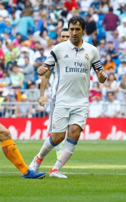 Raúl, ante Tommasi, en el partido entre leyendas del Madrid y la Roma.