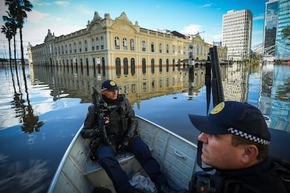 Miembros de la Guardia Municipal vigilan las calles inundadas del Mercado Público de Porto Alegre el 17 de mayo de 2024 en Porto Alegre, Brasil.