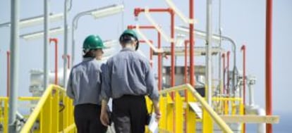 Técnicos de Enagás inspeccionan unas instalaciones de la compañía en Altamira (México).