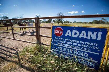 Señal que marca el lugar donde debía construirse la mina Adani Carmichael. Además de paisajes naturales, el proyecto afectaba a los centenares de ganaderos que viven y trabajan en la zona.