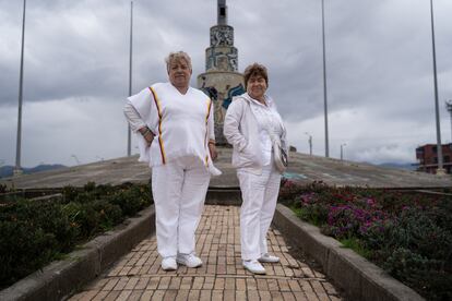 Rosalba Rodríguez y Cecilia Cruz, integrantes del colectivo Madrinas de Banderas, en el Monumento a las Banderas, en Bogotá, el 11 de septiembre de 2024.