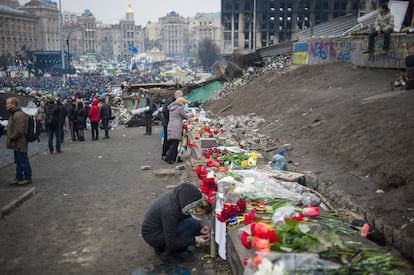 Una mujer enciende una vela en recuerdo a los caídos en la plaza de la Independencia en Kiev, 22 de febrero 2014.