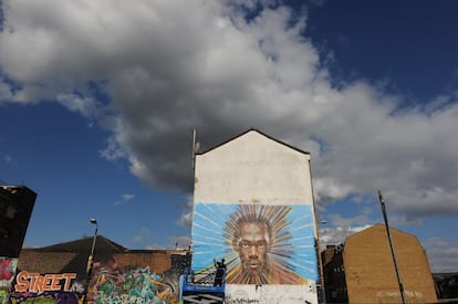 El artista callejero James Cochranm, también conocido como Jimmy C, trabaja en un mural con la cara de Bolt en Sclater, al este de Londres.