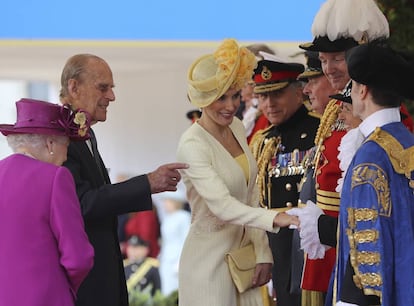 La reina Letizia, junto a la reina Isabel II y su esposo, el duque de Edimburgo, durante el recibimiento oficial hoy de la monarca británica a los Reyes de España al inicio de su visita de Estado al Reino Unido, la primera de un monarca español en más de 30 años.