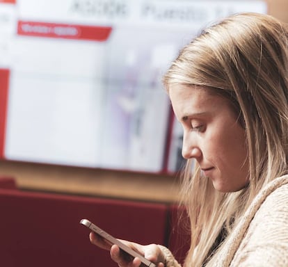 Empleada instalando la app del banco. 