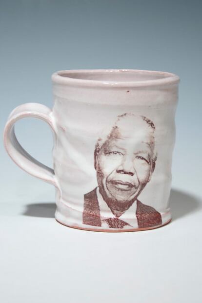 El líder sudafricano Nelson Mandela tampoco escapa de la fiebre del merchandising revolucionario. Esta taza con su rostro cuesta unos 30 euros en Etsy.