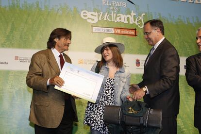Miquel de la Quada-Salcedo (i), director de la Ruta Quetzal, y Javier Ayuso, en la entrega de los premios de la VII Edición del concurso El País de los Estudiantes, en 2008.