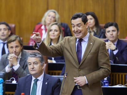 El presidente de la Junta de Andalucía, Juan Manuel Moreno, durante la sesión de control en el Parlamento de Andalucía, este jueves en Sevilla.