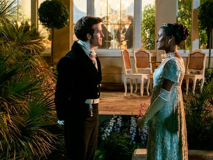 Jonathan Bailey y Simone Ashley, en el primer episodio de la segunda temporada de 'Los Bridgerton'.