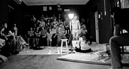 Momento de la representación teatral de 'La insoportable levedad del ser'.
