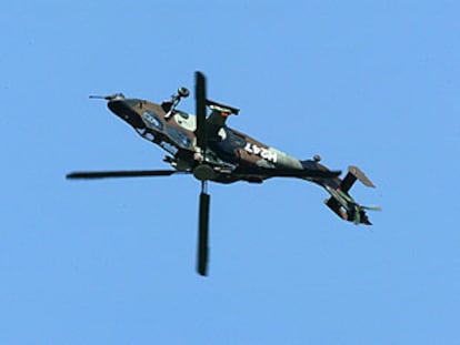 Un helicóptero europeo <i>Tigre</i> realiza una acrobacia, el sábado, en el aeródromo de Le Bourget (París).