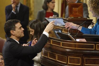 El líder del PSOE, Pedro Sánchez, en el momento de depositar su voto.