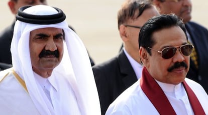 El presidente de Sri Lanka, Mahinda Rajapakse (Der.) recibe hoy al emir de Catar, jeque Hamad bin Jalifa al Zani en el aeropuerto de Katunayake.