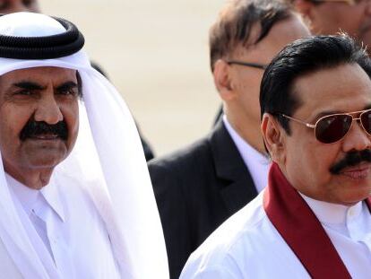 El presidente de Sri Lanka, Mahinda Rajapakse (Der.) recibe hoy al emir de Catar, jeque Hamad bin Jalifa al Zani en el aeropuerto de Katunayake.