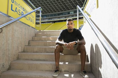 Boateng (y su sombra) posa para EL PAÍS este viernes en el estadio de Las Palmas.