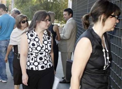 Una de las médicas que declararon ayer (con blusa blanca y negra), al llegar al juzgado.