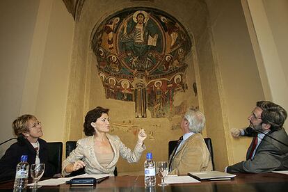 Caterina Mieras, Carmen Calvo, Joan Clos y Narcís Serra, ante el ábside de Sant Climent de Taüll. 

/ MA