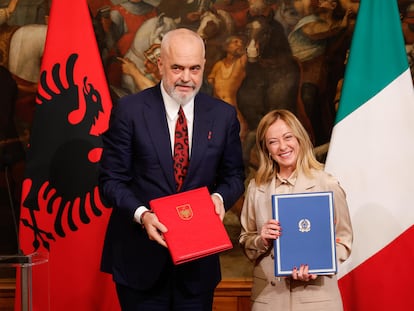 Giorgia Meloni, primera ministra italiana, y Edi Rama, su homólogo albanés, este lunes en Roma tras firmar el acuerdo migratorio.