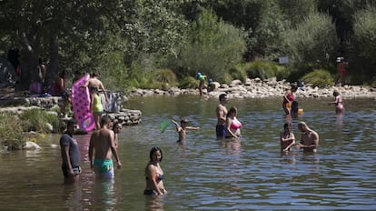 Ba&ntilde;istas en piscinas naturales en la sierra madrile&ntilde;a.