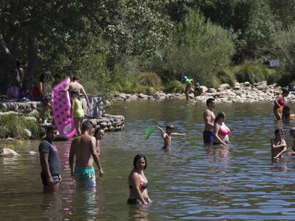 Ba&ntilde;istas en piscinas naturales en la sierra madrile&ntilde;a.