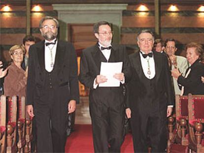 Guillermo Rojo, entre Ignacio Bosque (izquierda) y Luis María Anson se dirige al estrado.