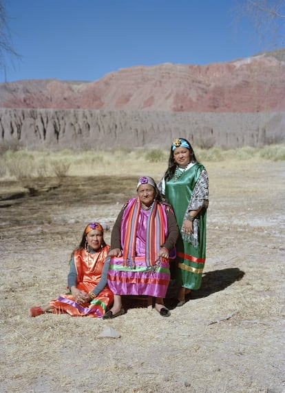 Juana Amelia Vázquez, Santa Clara Sosa y Ana María Rivas pertenecen a la comunidad aborigen guaraní Tentarareta-Yaikove, ubicada en Yuto, en la región al norte de Argentina, cerca de la frontera de Bolivia. "Quise ubicar en el centro a la generación más mayor y sentar a la más joven", explica Duarte, que recuerda que apenas se comunicaron verbalmente con ella, pero las tres decidieron hacer un baile tradicional en agradecimiento. Para tomar estas fotos para Vogue Brasil, las mujeres viajaron más de 700 kilómetros y volvieron a casa en el mismo día. Se dedican a la agricultura del maíz, papa y varias raíces y representan el 43% de la fuerza de trabajo agrícola en la región, según datos del IICA.